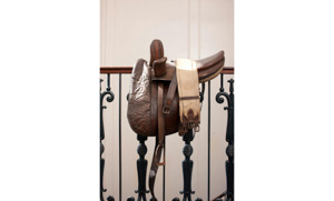 AN 18TH CENTURY GOLD CORONATION MEDAL FOR KING GEORGE III